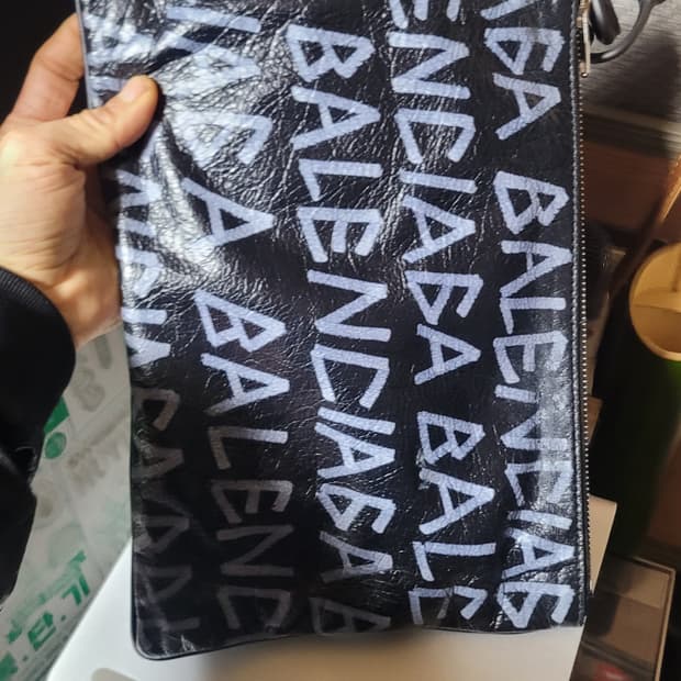 발렌시아가 클러치