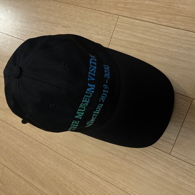 더뮤지엄비지터 볼캡