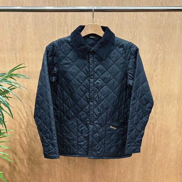 바버 경량 퀄팅 자켓 코듀로이 카라 스냅 버튼 패치 포켓 디테일 블랙