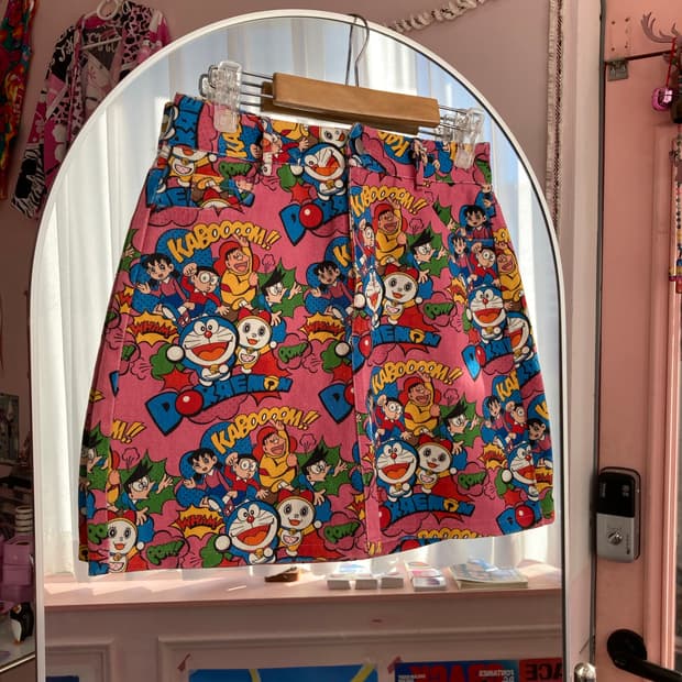 도라에몽 핑크 패턴 미니 스커트