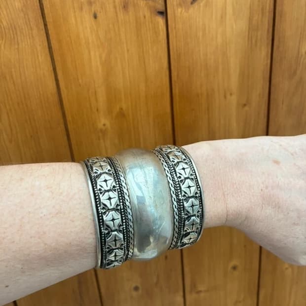 Chic silver tone side cuff bang