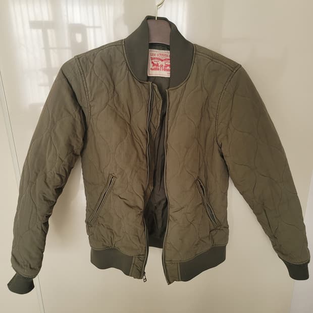 리바이스 퀄팅 카키 자켓 중간두께 S95정사이즈 상태굿

