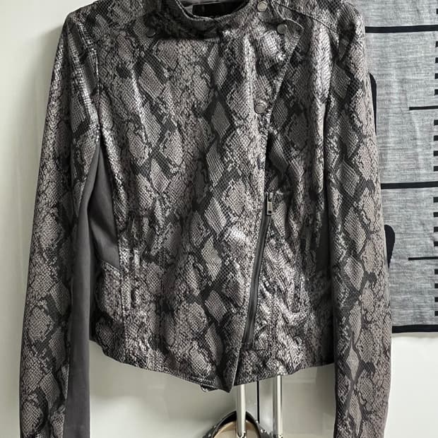 코데즈컴바인 파이톤 사선스냅 레더자켓