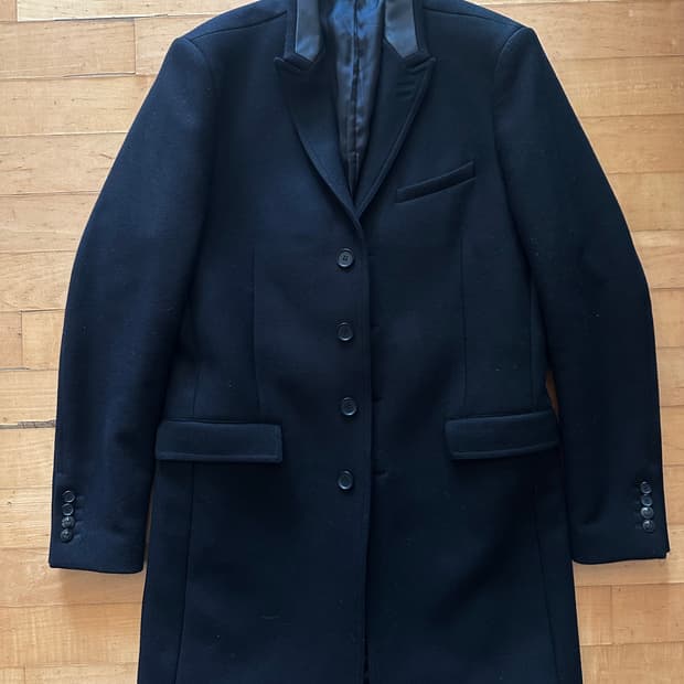 가죽 디테일 코트