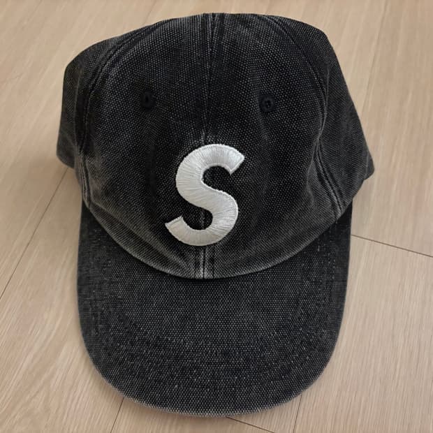 슈프림 s로고 피그먼트 볼캡 블랙색상