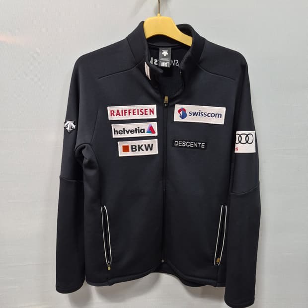 데상트 스위스 스폰서 블랙 트레이닝 자켓 남성100