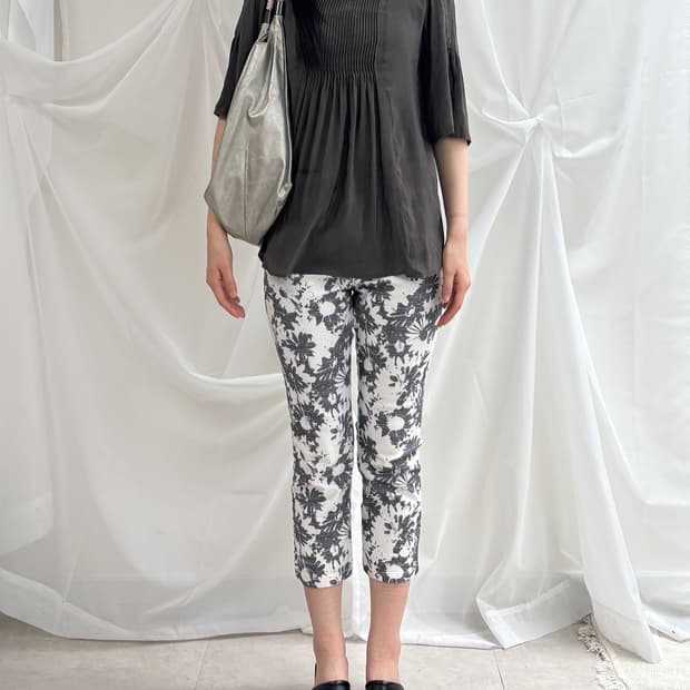 mono flower pattern cropped pants