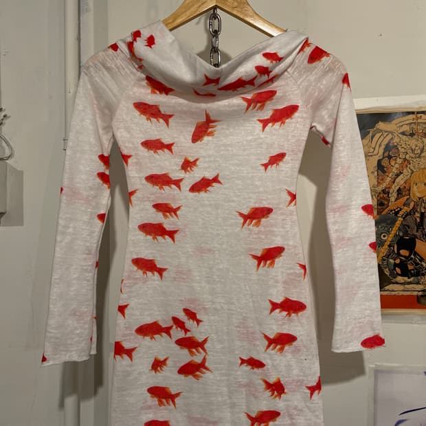 금붕어 패턴 오프숄더 화이트 슬리브 원피스