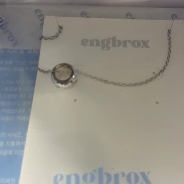 앵브록스 목걸이