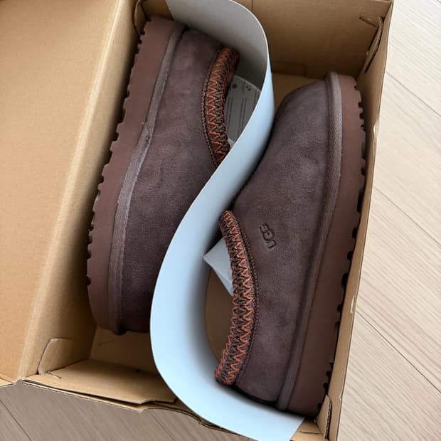 어그 시그니처 스웨이드 타스만 슬리퍼 번트 시더 1174470-BCDR