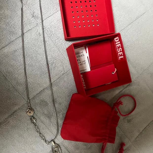 디젤 로고 D 목걸이