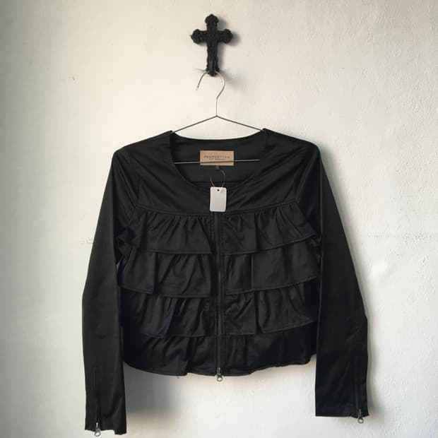 Frill layer glossy jacket