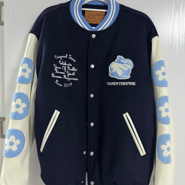 반디 더 핑크 래빗 바시티 자켓