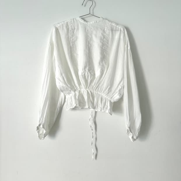 Victoria back slit blouse / white