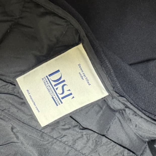 몽클레어 니트 패딩 네이비 색상 L사이즈입니다. 입으시는 분들께 잘 맞을