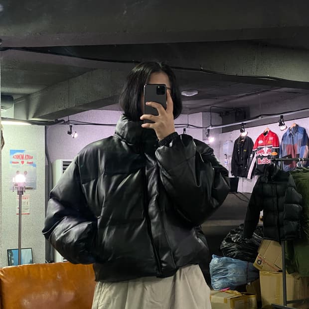 불랙업 크롭 블랙 레더 패딩 B3439