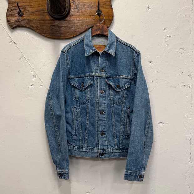 66) 80s USA Levi’s 70506 Denim Trucker J