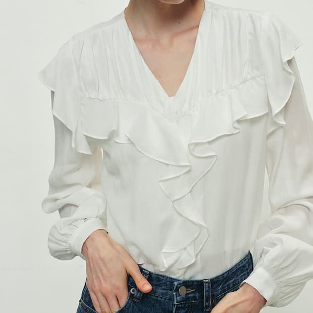 쏘이르 RUFFLE SHIRRING BLOUSE - WHITE 블라우스