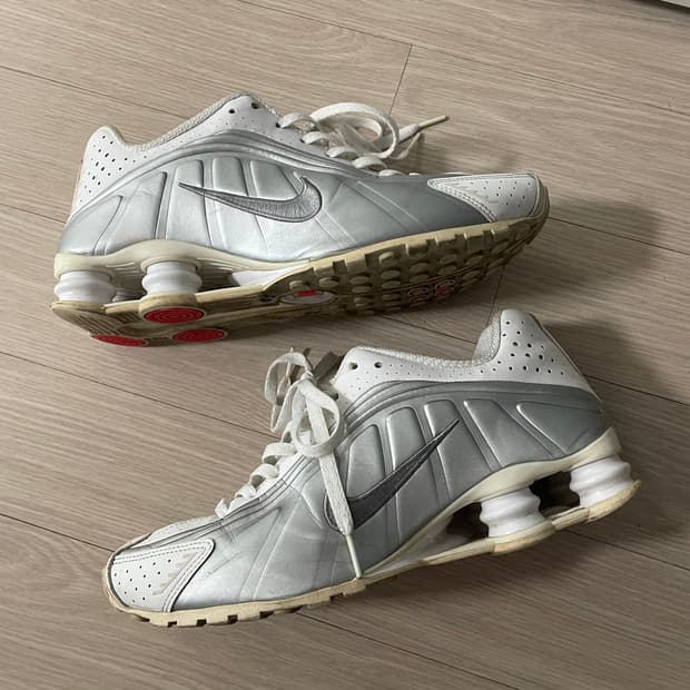 나이키 샥스 R4 화이트 메탈릭 실버 265