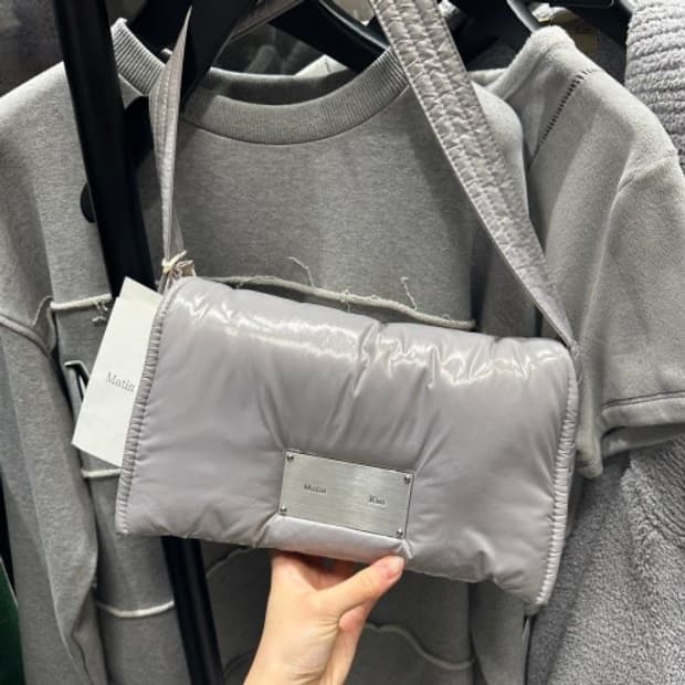 마뗑킴 패딩 숄더백 실버 그레이
