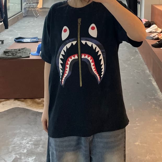 베이프 시그니처 샤크 그래픽 블랙반팔 H2403