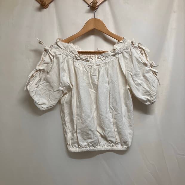 오프숄더 블라우스