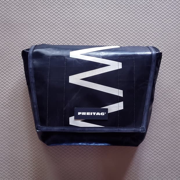 프라이탁 덱스터 올블랙 화이트레터링 (검흰)