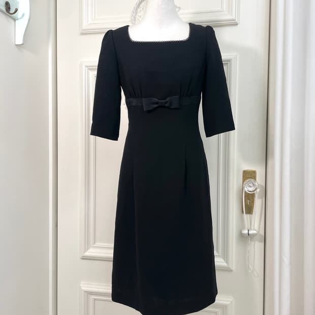 black bow point shirring square-neck opc