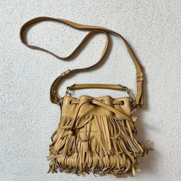 생로랑 스웨이드 엠마누엘 프린지 버킷 크로스백 A1749