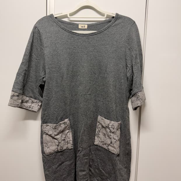 포켓 레이스 그레이 티셔츠