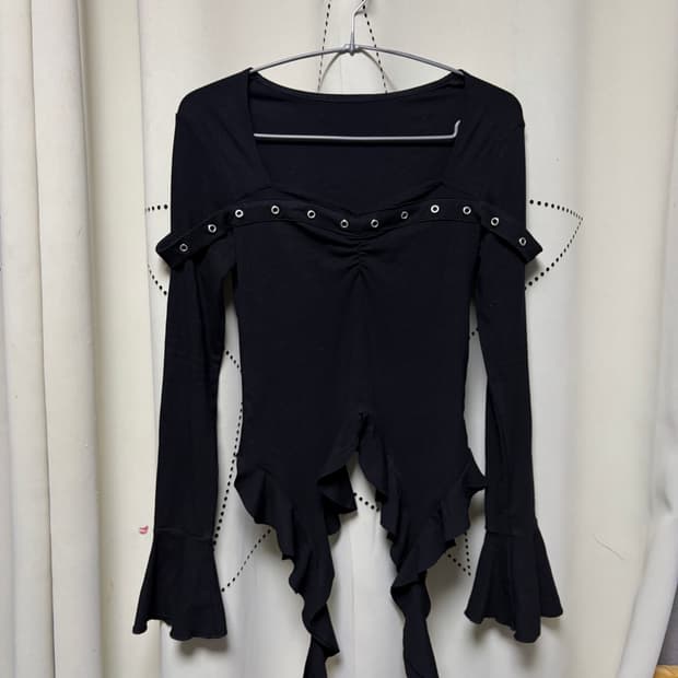 스터드 프릴 티셔츠