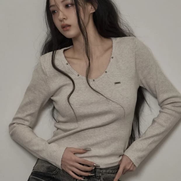 카키포인트 데미지 스터드 티셔츠