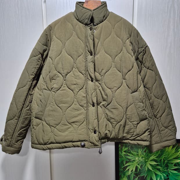 빈티지 카키색 퀼팅 점퍼. 새상품