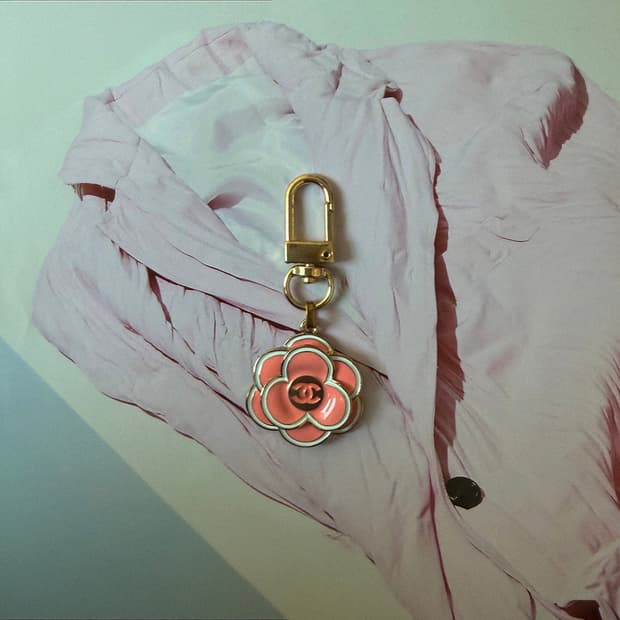 재고 1 샤넬 핑크 까멜리아 골드 키링