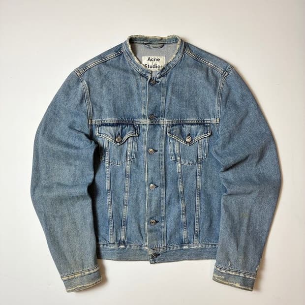 아크네 스튜디오 데님 노카라 트러커 자켓 PN8540