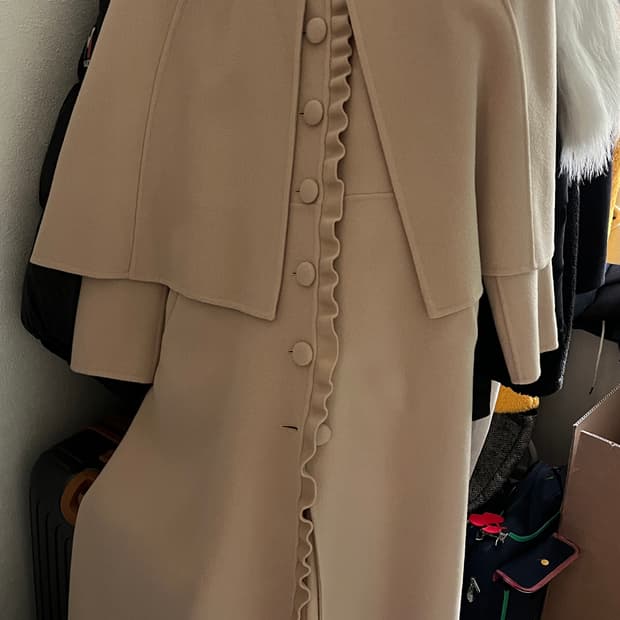 유앤진 케이프 코트 베이지색