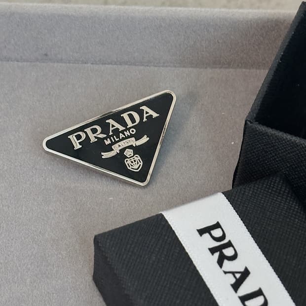 프라다 빈티지 메탈 브로치