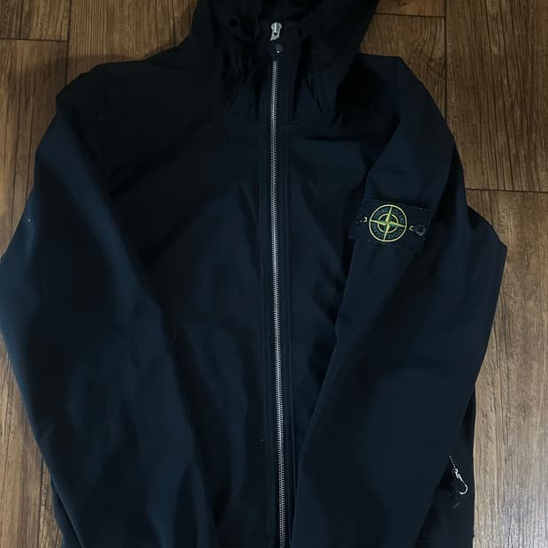 스톤아일랜드 라이트 소프트 쉘 자켓 s