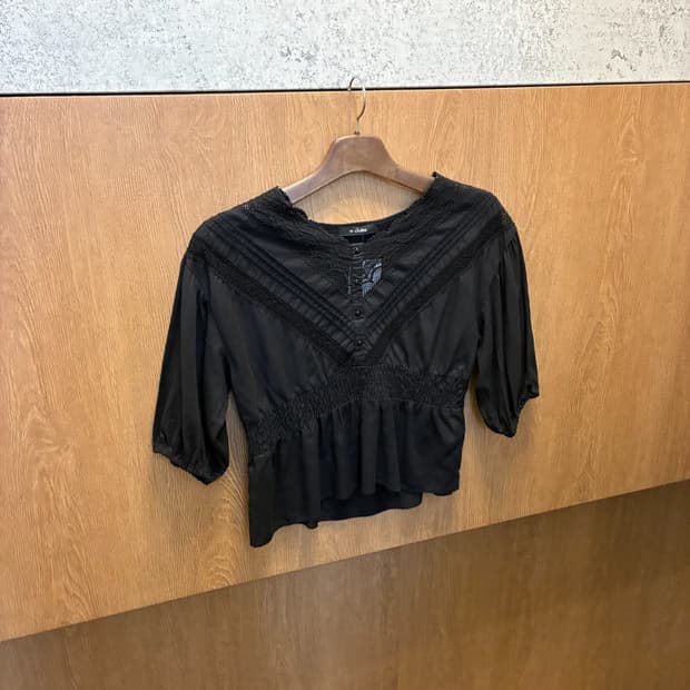 빈티지 7부 블라우스 레이스 퍼프 슬리브 버튼 디테일 블랙 k367