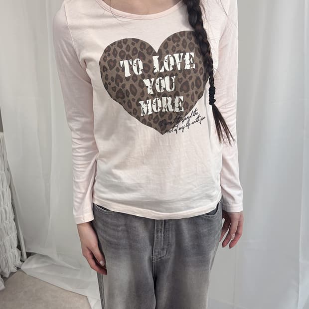 COLZA 레오파드 프린트 하트 그래픽 긴소매 티셔츠