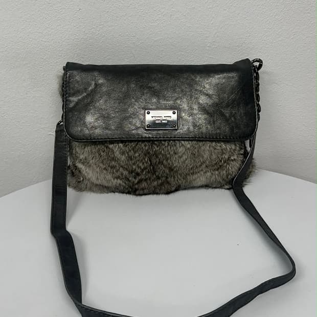 마이클코어스 y2k 토끼퍼 송치 체인 크로스바디 숄더백