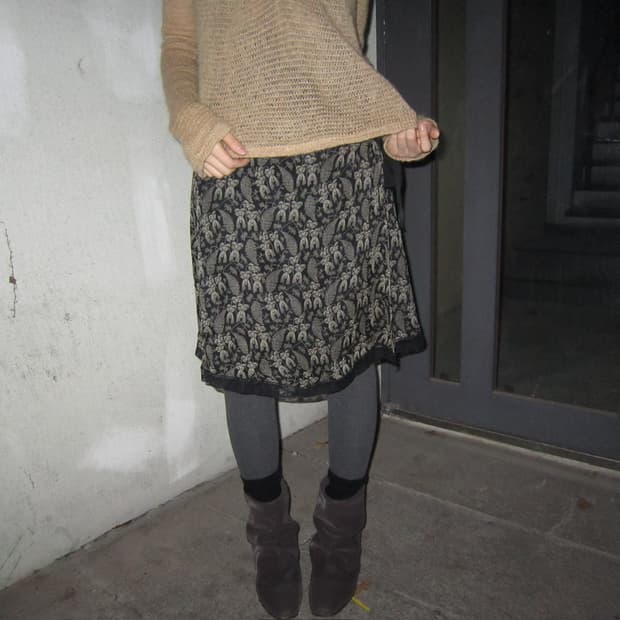 막스앤코 랩 미디 스커트 리프 패턴 리본 타이 스트랩 디테일 카키