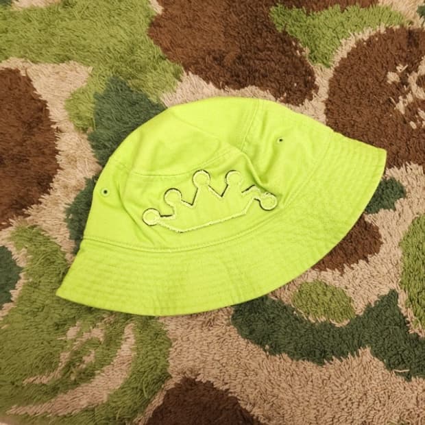 crown applique bucket hat lime