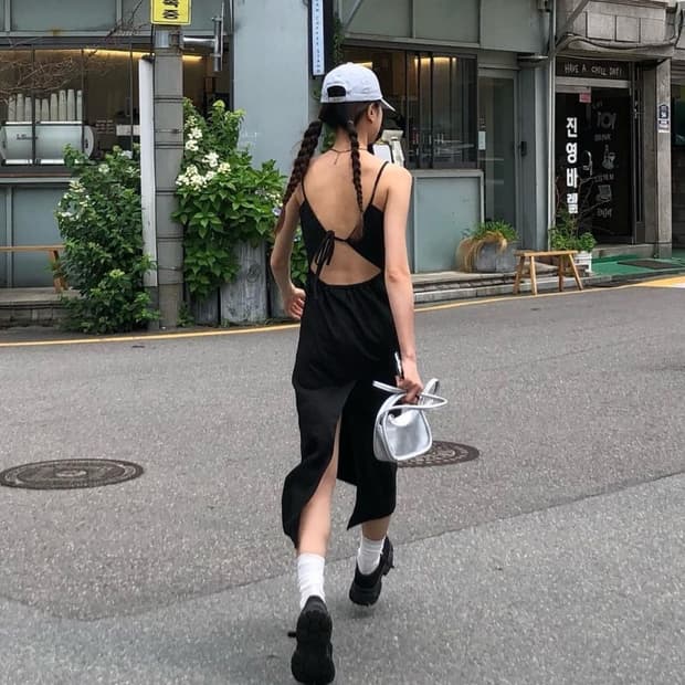 우알롱 백 스트랩 슬릿 롱 맥시 원피스
