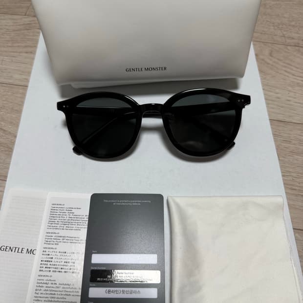 젠틀몬스터 뉴본(01)팝니다.