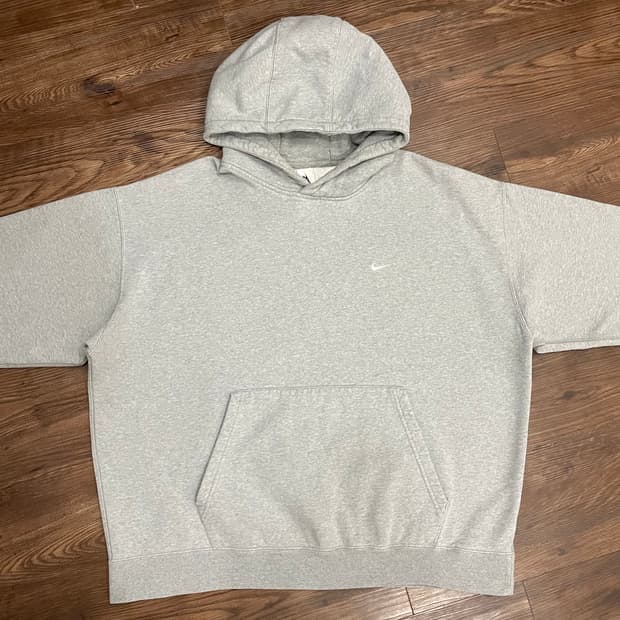 나이키 NGR 솔로 스우시 플리스 후드티 그레이