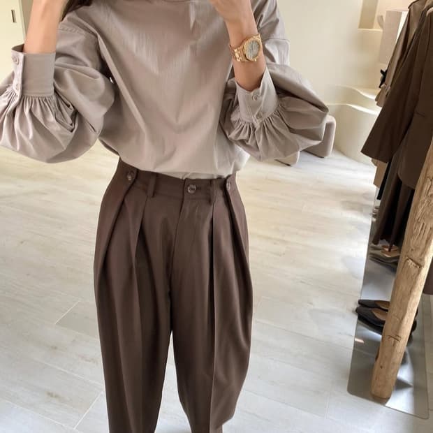 [엘보른] Button-detail Pleated Wool Slacks