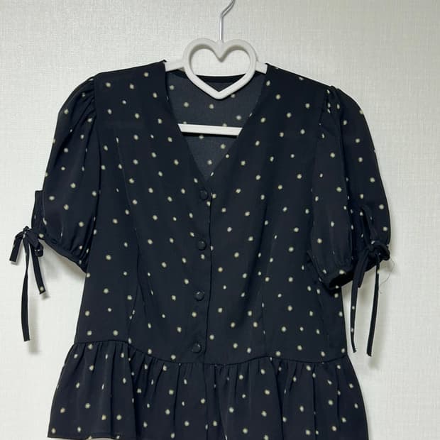 꽃무늬 브이넥 프릴 블라우스