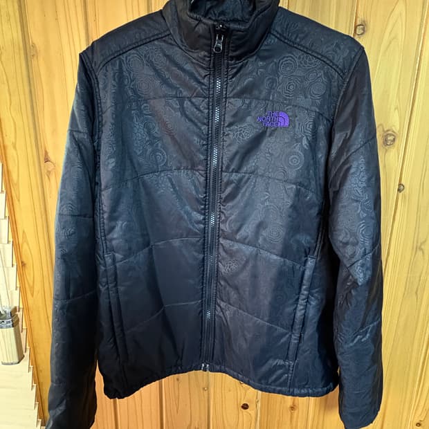 노스페이스 여성 페이즐리 경량 패딩입니다.