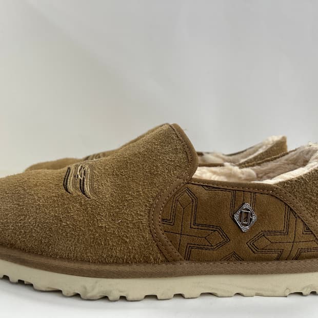 칠드런 오브 더 디스코댄스 UGG 콜라보 자수 슬리퍼 10